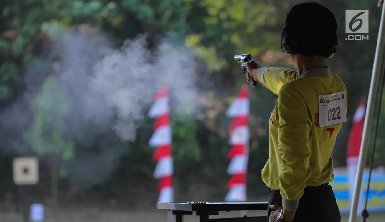 Seorang polwan melepaskan tembakannya saat mengikuti kejuaran menembak Polwan Cup tahun 2017 di Lapangan tembak Brimob, Kelapa Dua, Depok, Senin (4/9). Kejuaran ini digelar dalam rangka hut Polwan ke-69. (Liputan6.com/Faizal Fanani)