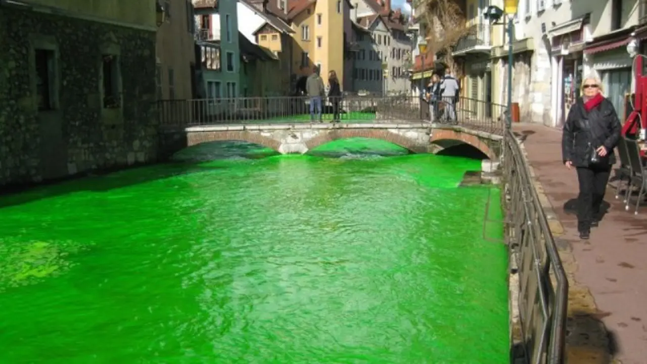 Sungai-sungai di Prancis Berubah Warna jadi Hijau