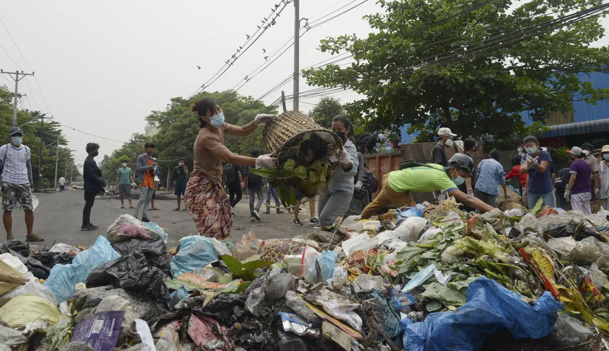 Pengunjuk rasa anti-kudeta membuang sampah untuk memblokir jalan sebagai bentuk 'serangan diam' di Yangon, Myanmar, Selasa (30/3/2021). Setidaknya sudah ada 510 warga sipil tewas sejak kudeta militer Myanmar pada 1 Februari, menurut kelompok Asosiasi Bantuan untuk Tahanan Politik (AAPP). (AP Photo)