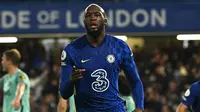 Romelu Lukaku. Striker asal Belgia berusia 29 tahun ini didatangkan Chelsea dari Inter Milan pada awal musim 2021/2022 dengan nilai transfer mencapai 113 juta euro atau setara Rp1,8 triliun. Inter Milan sendiri mendatangkan Romelu Lukaku dari Manchester United pada awal musim 2019/2020 dengan nilai transfer 74 juta euro. Usai tampil tak sesuai harapan bersama Chelsea, musim 2022/2023 Romelu Lukaku rencananya akan dipinjamkan ke Inter Milan. (AFP/Glyn Kirk)