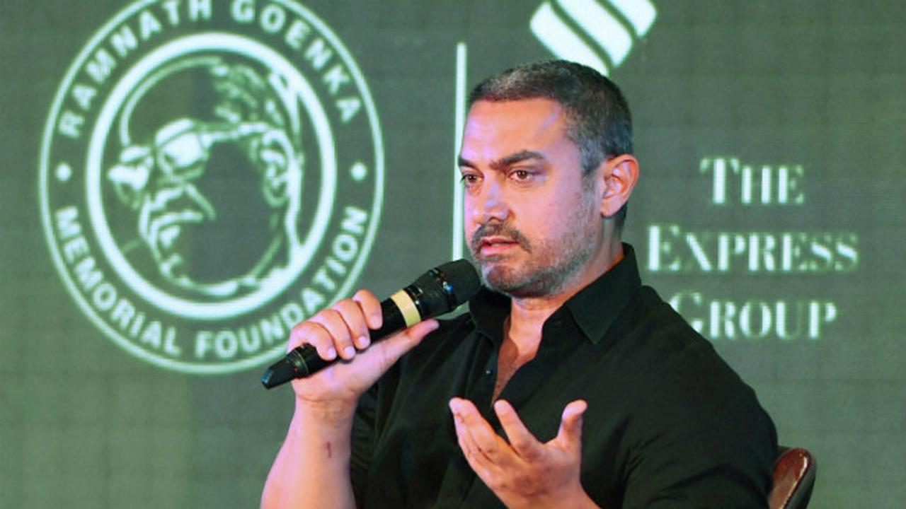 Aamir Khan dalam sebuah acara penghargaan media. Pernyataannya menimbulkan pro dan kontra. (ndtv.com)