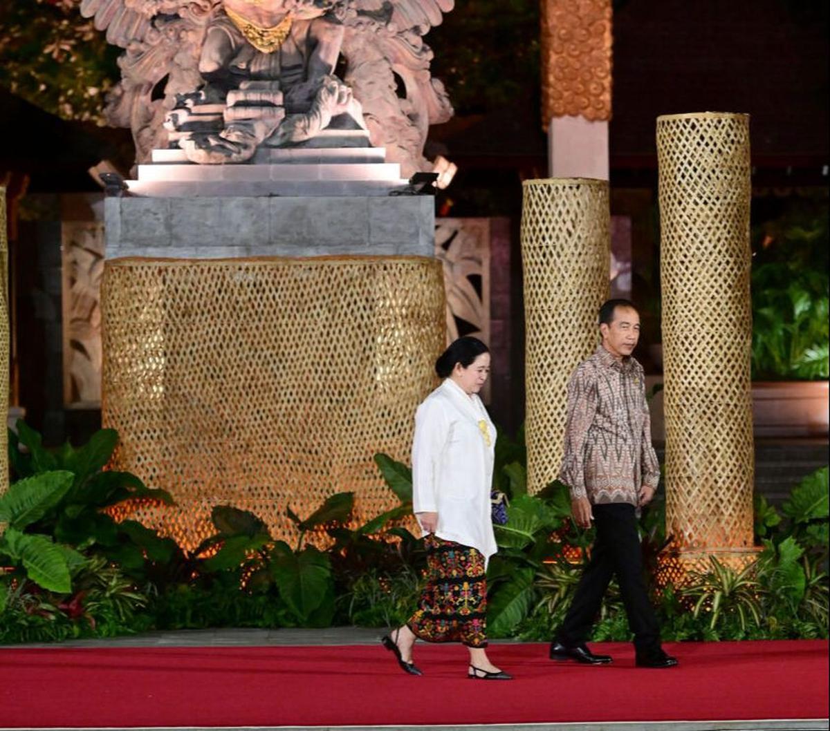 Terlihat Jokowi mendekat ke arah Puan. Keduanya sempat berbincang sejenak. Jokowi bercanda sambil menampilkan gestur joget di depan Puan. Politikus PDIP itu pun tertawa.