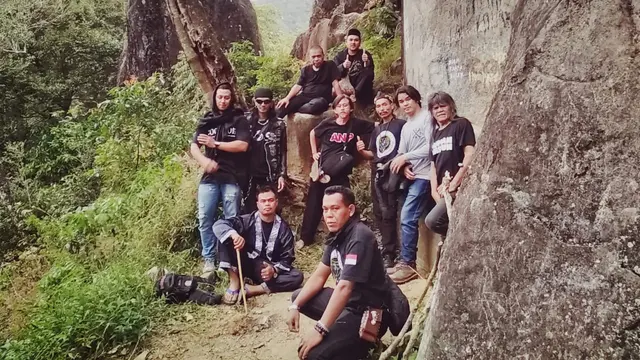 Para pemain Artis 'Preman Pensiun' nampak menikmati pemandangan desa wisata LInggaratu di Garut, Jawa Barat