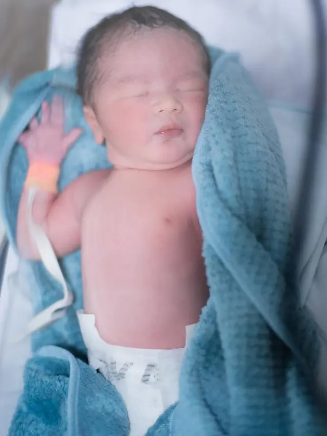 Shandy Purnamasari dan Gilang Widya umumkan kelahiran anak ketiga (credit: instagram/juragan_99)