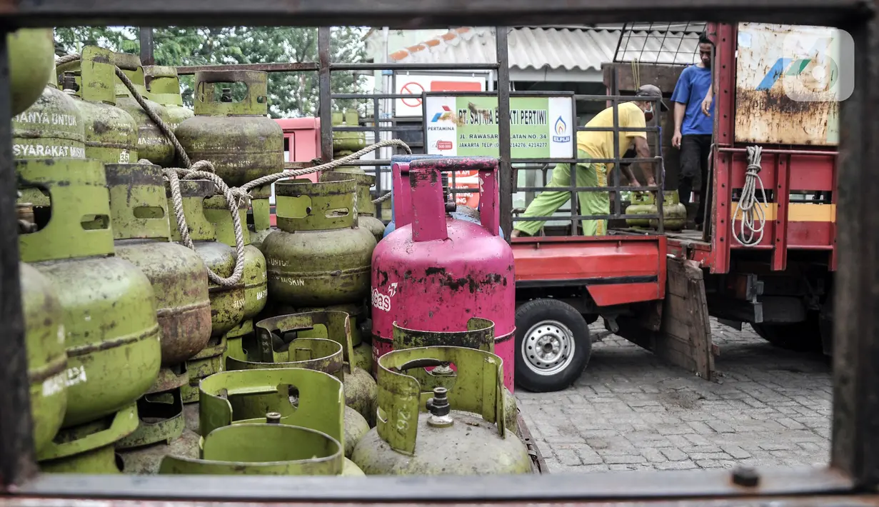 Pekerja melakukan bongkar muat tabung elpiji atau LPG 3 kilogram di agen gas kawasan Rawasari, Jakarta, Senin (19/9/2022). Pengurangan jumlah tabung gas melon akan dilakukan secara bertahap. (merdeka.com/Iqbal S. Nugroho)