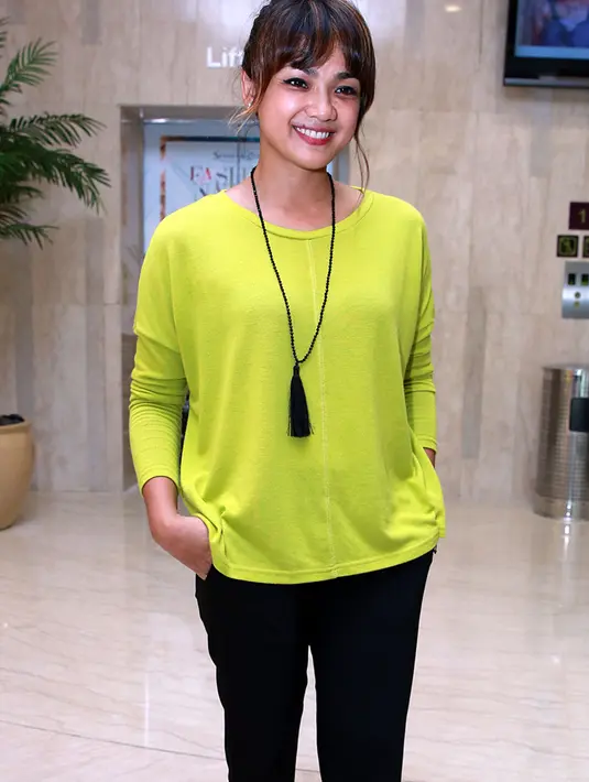 "Kalau kita ga pernah set up ya. Kita pokoknya ikutin aja keinginan dia apa. Dunia akting dia pengen coba, tapi selama masih usia sekolah, ya pendidikan nomor satu. Masih nahan banget pokoknya," lanjutnya. (Deki Prayoga/Bintang.com)