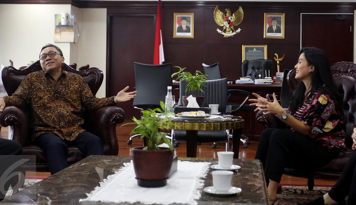 Ketua MPR Zulkifli Hasan berbincang dengan pengurus PARFI 56, Marcella Zalianty, Jakarta, Selasa (4/4). Dalam kunjungannya PARFI56 memperkenalkan kepengurusannya yang baru dan membahas perkembangan perfilman di Indonesia. (Liputan6.com/Johan Tallo) 