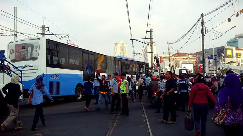 Transjakarta yang Ditabrak KA