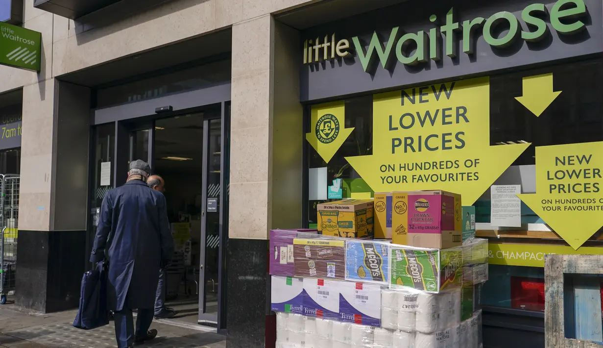 Barang-barang ditumpuk di luar sebuah supermarket, di London, Rabu (22/3/2023). Inflasi Inggris meningkat untuk pertama kalinya dalam empat bulan terakhir di bulan Februari karena tingginya harga makanan dan energi menghantam konsumen yang terpukul oleh krisis biaya hidup di negara tersebut. (AP Photo/Alberto Pezzali)