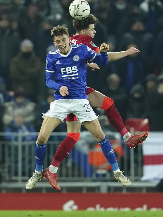 Bek Liverpool, Neco Williams berebut bola dengan pemain Leicester City, Luke Thomas pada pertandingan perempat final Piala Liga Inggris di Stadion Anfield, Inggris, Kamis (22/12/2021). Liverpool menang adu penalti atas Leicester dengan skor 5-4. (AP Photo/Jon Super)
