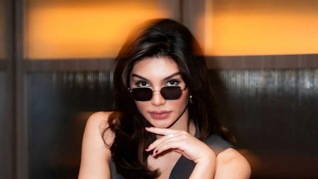 5 Pesona Jihan Almira Tampil Menawan dalam Pemotretan, Sinyal Kuat Siap Debut di Miss Universe?