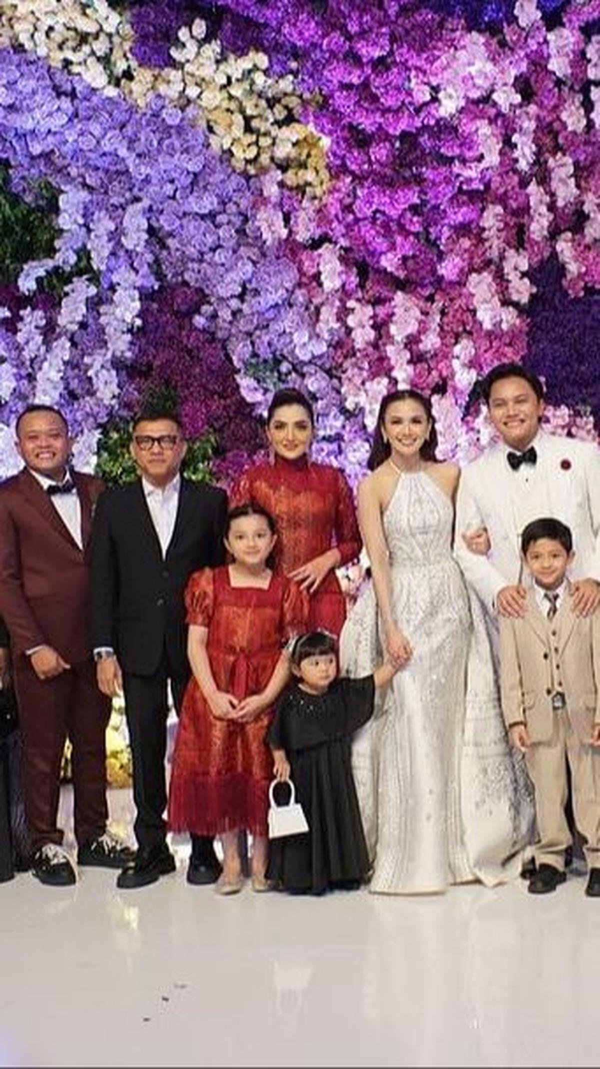 Anang Hermansyah Mengenakan Jas Hitam dan Ashanty Memakai Outfit Merah dengan Sang Putri&nbsp; <br>