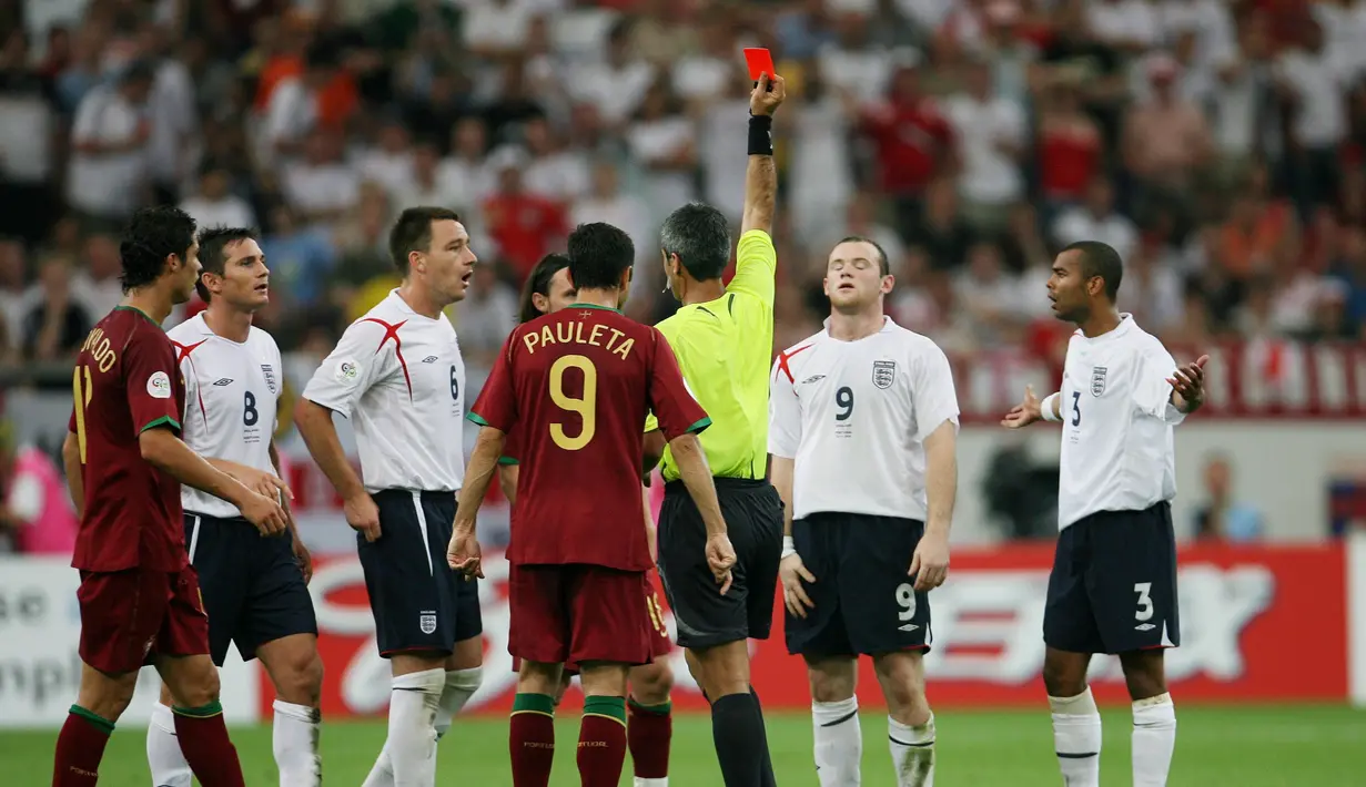 Wayne Rooney mendapat kartu merah setelah menginjak Ricardo Carvalho saat Inggris bertemu Portugal di perempat final Piala Dunia 2006. Inggris akhirnya kalah lewat adu penalti. (www.squawka.com)