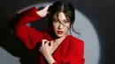 Lagi, melihat pesona magis Dian Sastrowardoyo saat photoshoot mengenakan dress merah dan dipulas lipstik merah yang serasi. [Foto: Instagram/therealdisastr]