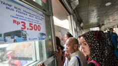 Tarif Bus Kota Terintegrasi Busway (BKTB) dengan Rute PIK-Monas turun harga, Jakarta, Senin (4/1/2016). Tarif BKTB yang semula Rp 6.000 turun menjadi Rp 3.500. (Liputan6.com/Yoppy Renato)