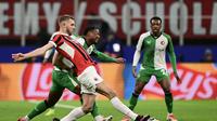Bek AC Milan asal Serbia Strahinja Pavlovic berebut bola dengan penyerang Feyenoord asal Belanda Zepiqueno Redmond selama pertandingan leg kedua babak sistem gugur Liga Champions UEFA antara AC Milan dan Feyenoord di stadion San Siro di Milan, pada 18 Februari 2025.Marco BERTORELLO / AFP