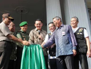 Gubernur DKI, Basuki Tjahaja Purnama menekan tombol sirine saat peresmian kegiatan operasi pasar Artha Graha Peduli yang bekerja sama dengan PD Pasar Jaya, di Balaikota Jakarta, Kamis (2/7/2015). (Liputan6.com/Helmi Afandi)