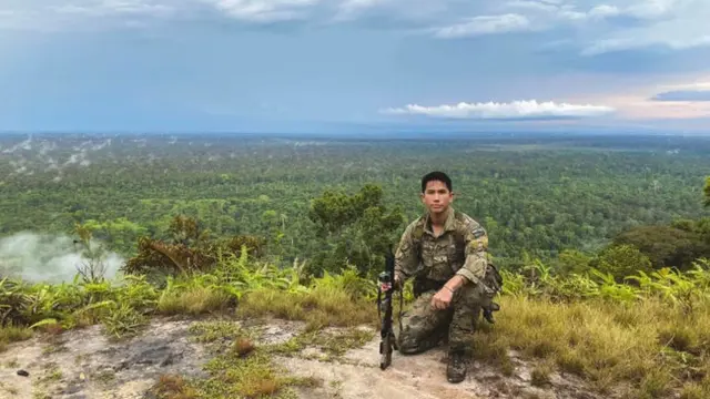 Pangeran Brunei Darussalam Abdul Mateen berseragam militer. (Instagram/@tmski)