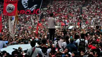 Jokowi bacakan maklumat di panggung Konser Salam 2 Jari, Stadion GBK Senayan, Jakarta (Liputan6.com/Johan Tallo)