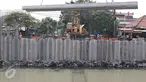 Proses pemasangan turab di Kali Sentiong, Jakarta Pusat, Rabu (15/3/2016). Pemasangan turab tersebut dilakukan untuk memperkokoh dinding kali agar lebih kuat, terutama saat musim hujan. (Liputan6.com/Immanuel Antonius)