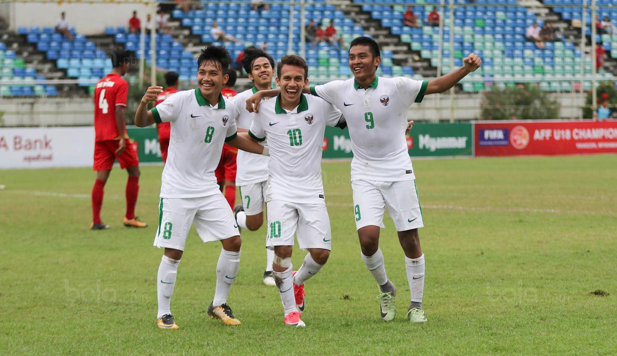 Pemain Timnas Indonesia U-19 merayakan kemenangan usai mengalahkan Myanmar pada laga Piala AFF U-18 di Stadion Thuwunna, Minggu, (17/9/2017). Indonesia menang 7-1 atas Myanmar. (Liputan6.com/Yoppy Renato)
