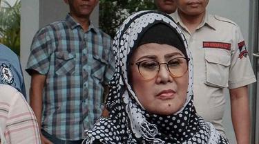Elvy Sukaesih Sempat Dinyatakan Positif Covid 19 Dirawat Di Rumah Sakit Selama 19 Hari News Entertainment Fimela Com