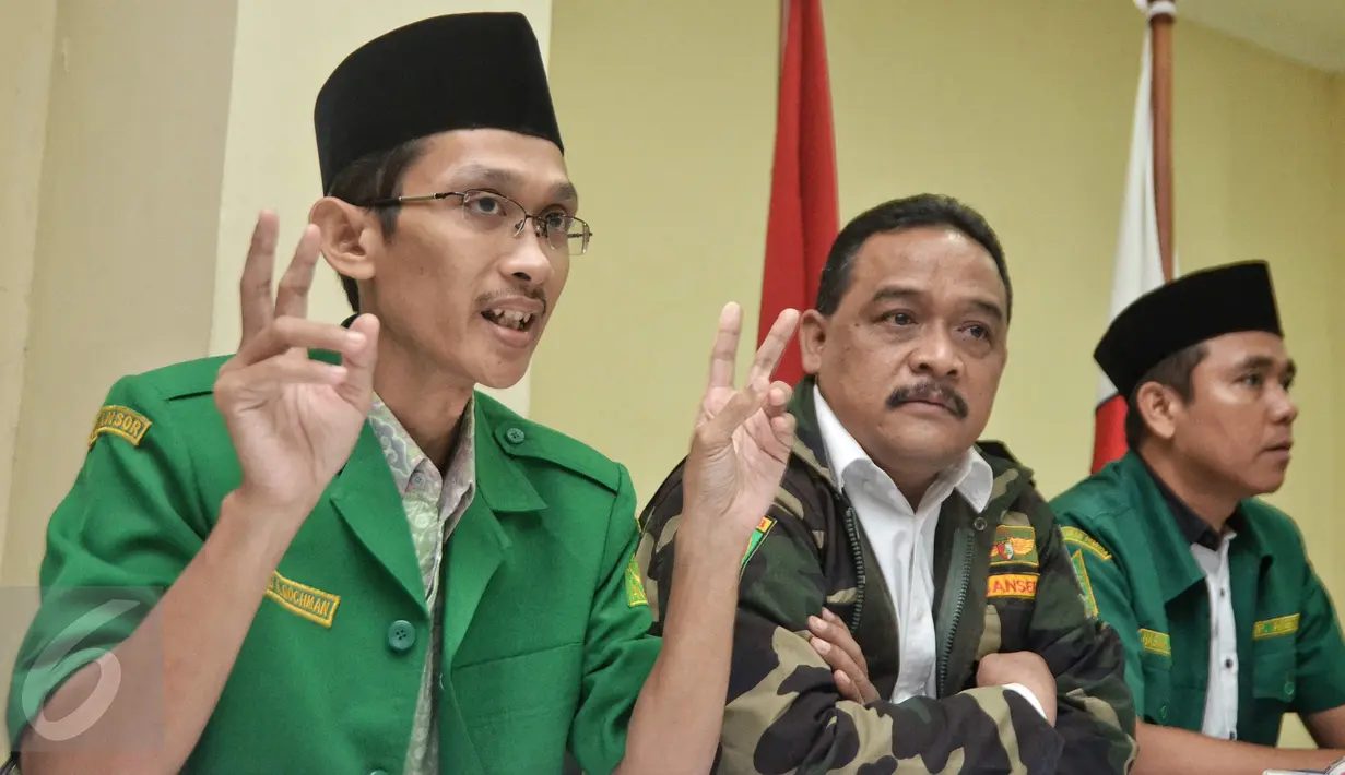 Sekretaris Jenderal DPP GP Ansor, Abdul Rohman (kiri) menggelar jumpa pers di Kantor GP Ansor, Jakarta, Rabu (20/1). GP Ansor menemukan buku pelajaran tingkat Taman Kanak-kanak (TK) yang berbau radikalisme beredar di Depok. (Liputan6.com/Faizal Fanani)