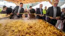 Para pejabat mengukur penggorengan raksasa selama upaya rekor rösti terbesar di dunia sebagai bagian dari acara yang menandai peringatan 125 tahun Serikat Petani Swiss (SBV) di Bern, Swiss pada 19 September 2022. Petani Swiss berhasil memecahkan rekor roesti terbesar di dunia yang dibuat di atas wajan berbentuk salib dengan ukuran 13.7 meter persegi. (Fabrice COFFRINI / AFP)