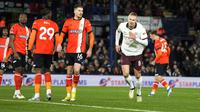 Striker Manchester City, Erling Haaland, berhasil mencetak empat gol dan membawa timnya meraih kemenangan 6-2 atas Luton Town pada laga babak kelima Piala FA di&nbsp;Kenilworth Road, Luton, Rabu (28/2/2024) dini hari WIB.&nbsp;(AP Photo/Alastair Grant)