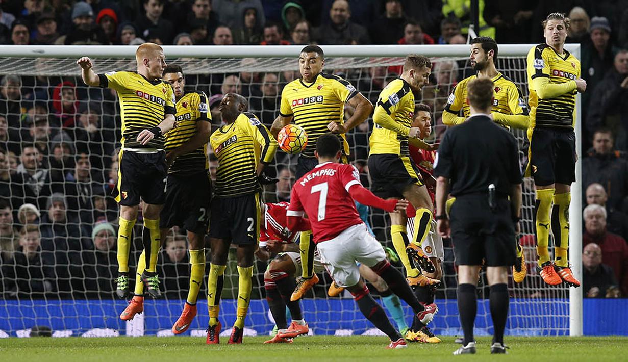 Gelandang Manchester United, Memphis Depay, mengambil tendangan bebas saat melawan Watford. Kini poin MU dengan City yang ada di posisi keempat sama, namun City masih menyisakan satu pertandingan. (Reuters/Andrew Yates)