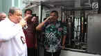 Deputi Usaha Bidang Energi, Logistik, Kawasan dan Pariwisata Kementerian BUMN Edwin Hidayat Abdullah dan Dirut Perum Jasa Tirta II Jatiluhur Djoko Saputro (kiri) meminum air olahan Portable Water Treatment, Jakarta, Jumat (9/11). (Merdeka.com/Imam Buhori)