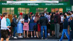 Pengunjung dengan pakaian tradisional Bavaria merayakan 182th Oktoberfest di Munich, Jerman (19/9/2015). Acara ini berlangsung hingga 4 Oktober 2015. (REUTERS/Michael Dalder)