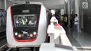 Pengunjung memasuki salah satu gerbong saat uji coba LRT rute Kelapa Gading-Velodrome, Jakarta, Senin (20/8). Uji coba tersebut guna menguji integrasi sarana dan prasarana, perilaku penumpang, serta memberikan sosialisasi. (Merdeka.com/Iqbal S. Nugroho)