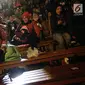 Andre Hehanusa bernyanyi bersama penonton pada pagelaran Jazz Gunung 2018 di Kawasan Gunung Bromo, Jawa Timur, Jumat (27/7). Jazz Gunung Bromo ke sepuluh ini menampilkan sejumlah pemusik jazz tanah air dan macanegara (Liputan6.com/HO/Ridhwan Siregar)