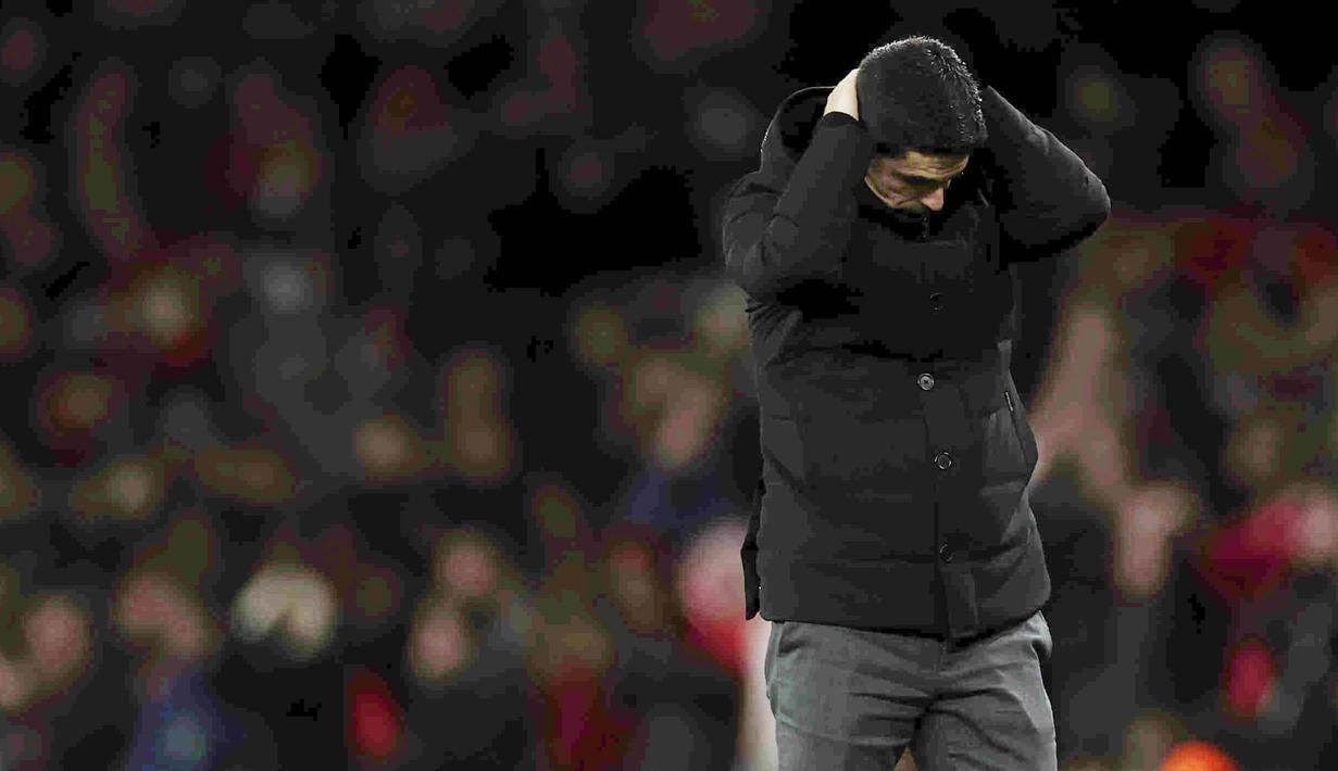 Pelatih Arsenal, Mikel Arteta, tertunduk lesu setelah anak asuhnya kalah adu penalti dari Sporting CP pada leg kedua babak 16 besar Liga Europa di Stadion Emirates, Jumat (17/3/2023). Laga ini berakhir imbang 1-1 dan dilanjutkan dengan adu penalti yang akhirnya dimenangkan oleh Sporting dengan skor 5-3.(AP Photo/Ian Walton)
