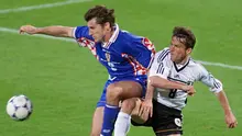 Di luar dugaan, Jerman takluk 0-3 dari Kroasia di babak perempatfinal (4/7/1998). Davor Suker kembali mecetak satu gol yang menjadi gol pamungkas dalam laga tersebut pada menit ke-85 setelah sebelumnya unggul dua gol melalui Robert Jarni (45'+3') dan Goran Vlaovic (80'). Kroasia pun lolos ke semifinal untuk menantang tuan rumah Prancis. (AFP/Gerard Malie)