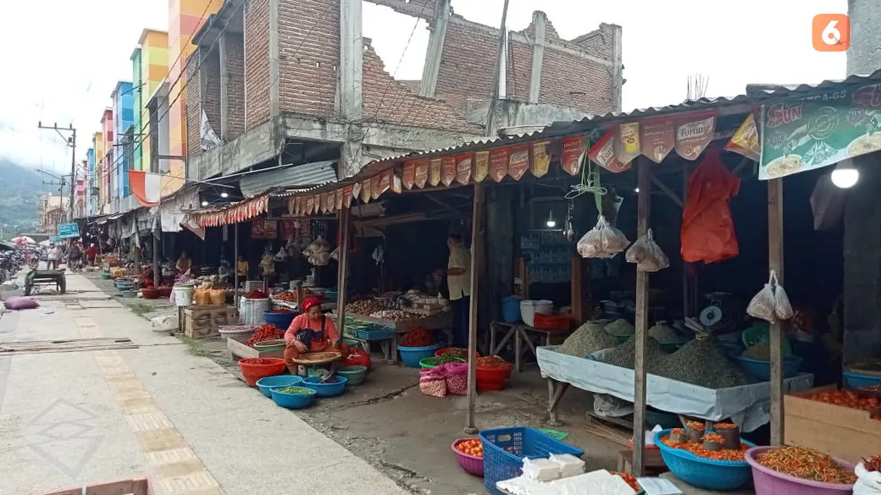 aktivitas jual-beli di pasar tradisional Manonda, Kota Palu