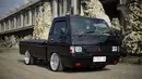 L300 ini terlihat simple ddengan modifikasi yang sopan. Cukup dengan membuat seluruh elemen body jadi berwarna hitam, velg besar berwarna chrome, serta fitmen cepernya membuat mobil ini terlihat elegan. (Sourcve: Instagram/@soel.id_project)