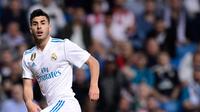 Pemain Real Madrid Marco Asensio berebut bola dengan Kepa Arrizabalaga selama pertandingan La Liga Spanyol di Santiago Bernabeu (18/4). Kepa mengalahkan transfer kiper Liverpool, Alisson Becker (67 juta poundsterling). (AFP Photo/Javier Soriano)