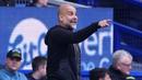 Pelatih Manchester City, Pep Guardiola memberikan arahan kepada pemainnya dalam laga lanjutan Liga Inggris 2024/2025 melawan Everton di Goodison Park, Liverpool, Inggris, Sabtu (19/04/2025) waktu setempat. (AP Photo/Peter Byrne)