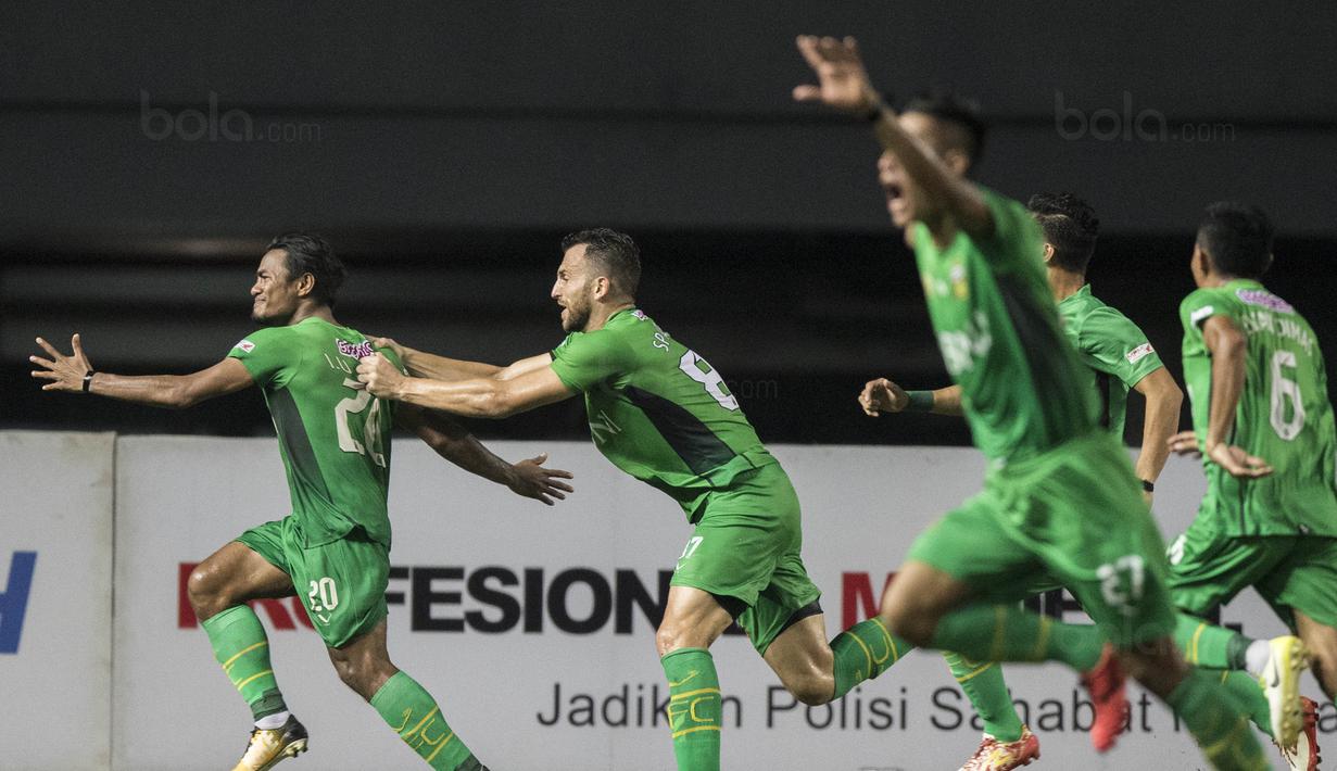 Para pemain Bhayangkara FC merayakan gol yang dicetak Ilham Udin Armaiyn ke gawang Persipura pada laga Liga 1 Indonesia di Stadion Patriot, Bekasi, Sabtu (9/9/2017). Bhayangkara FC menang 2-1 atas Persipura. (Bola.com/Vitalis Yogi Trisna)