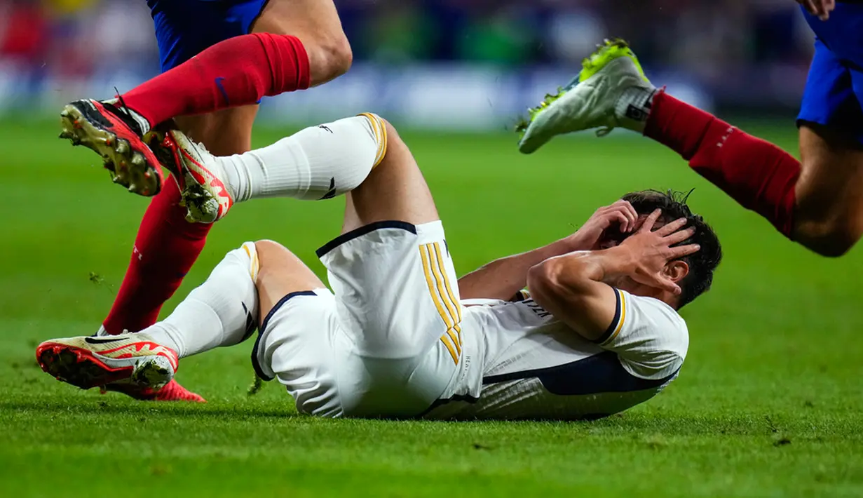 Masuk babak kedua, pasukan Diego Simeone mampu mencetak gol ketiga pada laga kali ini. Gol ketiga Atletico Madrid ke gawang Real Madrid dicetak oleh mantan pemain Los Blancos, Morata, di menit ke-46 usai menerima umpan dari Saul. (AP Photo/Manu Fernandez)