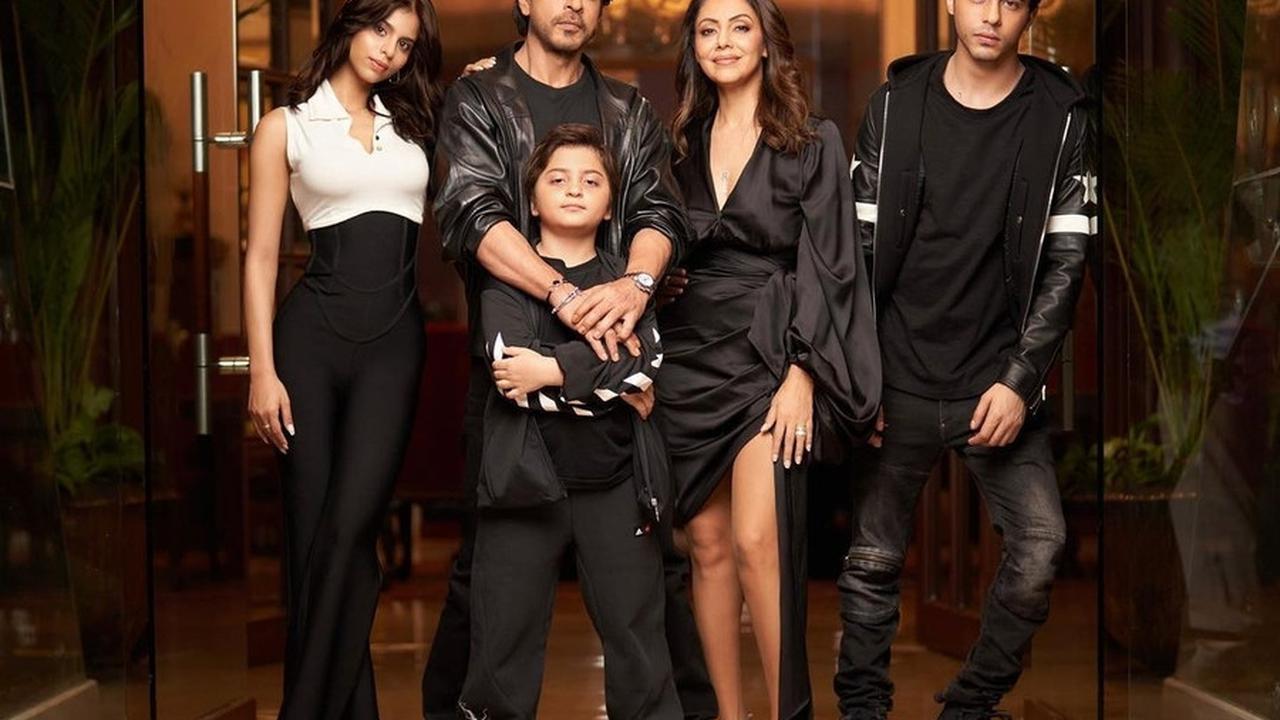 Shahrukh Khan selalu merayakan Idul Fitri bersama keluarganya. Meski beda keyakinan dengan istrinya namun namun mereka saling dukung satu sama lain.