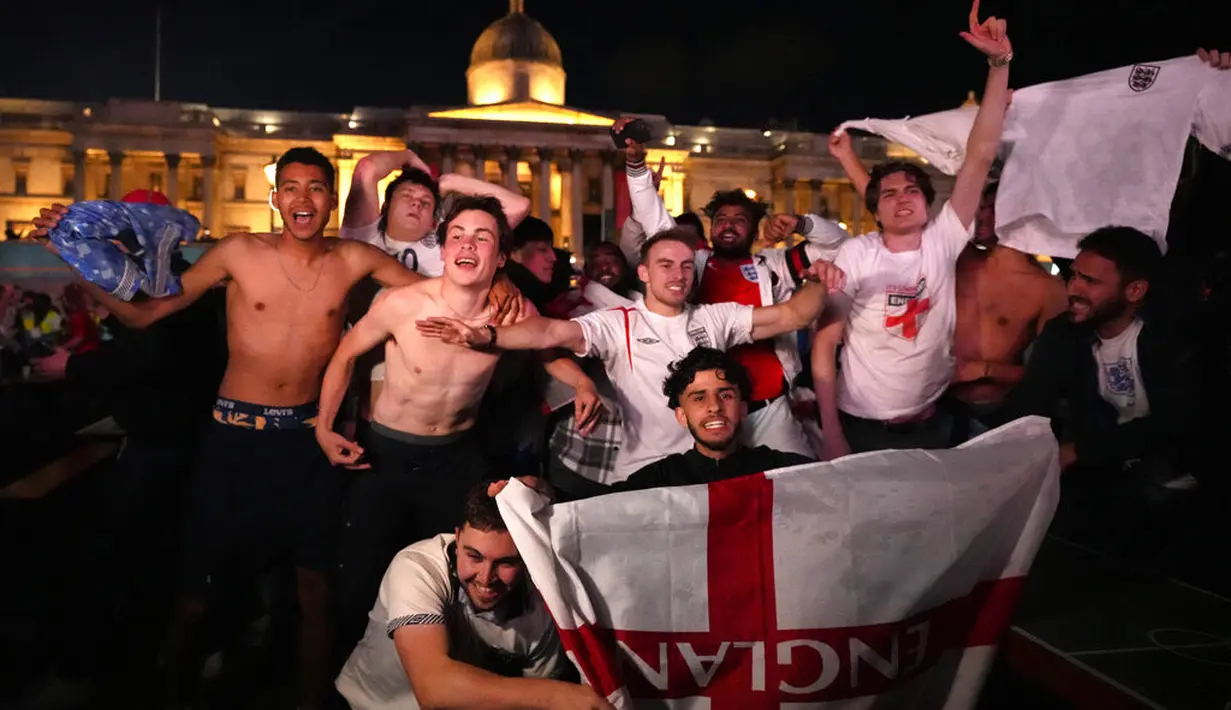 Reaksi suporter Inggris di fan zone Trafalgar Square setelah Inggris memenangkan pertandingan semifinal Euro 2020 antara Inggris dan Denmark yang dimainkan di Stadion Wembley di London (8/7/2021). (AP Photo/Matt Dunham)