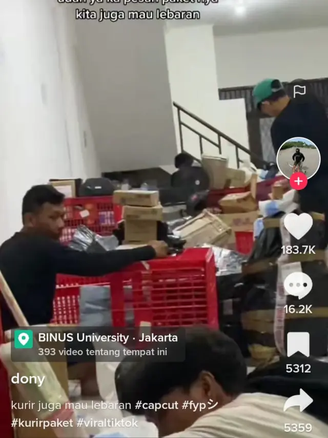 Kebanjiran Paket Jelang Lebaran, Ini 8 Potret Kurir yang Kewalahan Antar Barang