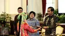 Presiden Joko Widodo menyerahkan surat keputusan pengakuan  Hutan Adat kepada perwakilan pemangku hutan adat saat pencanangan pengakuan hutan adat di Istana Negara, Jakarta, Jumat (30/12). (Liputan6.com/Faizal Fanani)