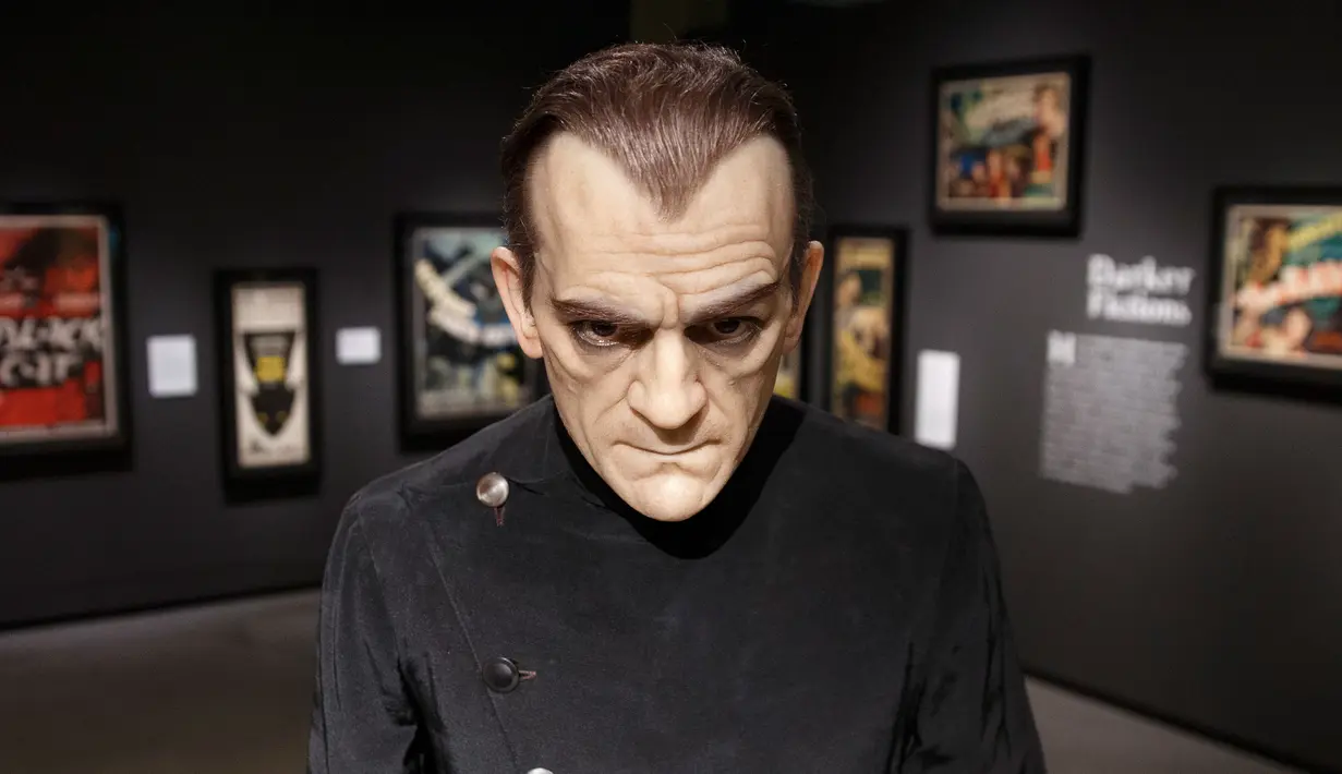 Patung silikon Boris Karloff pemeran utama di film “Frankenstein” ditampilkan di Museum Peabody Essex, Massachusetts, Rabu (9/8). Koleksi Hammet terdiri dari 135 barang yang akan dipamerkan mulai 12 Agustus hingga 26 November 2017. (AP/Michael Dwyer)
