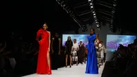 Toton, desainer Indonesia berkolaborasi dengan Lie Sang Bong, desainer ternama Korea dalam panggung JFW 2017.