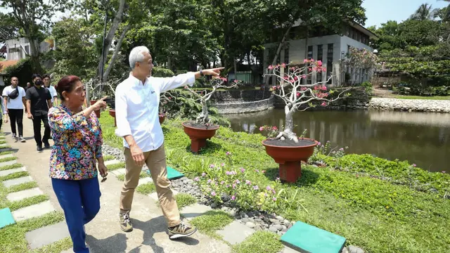 Calon Presiden Ganjar Pranowo bertemu dengan Susi Pudjiastuti di Kecamatan Pangandaran, Kabupaten Pangandaran, Jawa Barat, Selasa (7/11/2023).
