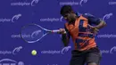 Ganda Putra India, Prajwal Dev, memukul bola saat melawani ganda Indonesia pada laga Combiphar Tennis Open 2019 di Hotel Sultan, Jakarta, Kamis (8/8). Ganda India menang 7-5, 6-1atas ganda Indonesia. (Bola.com/Yoppy Renato)